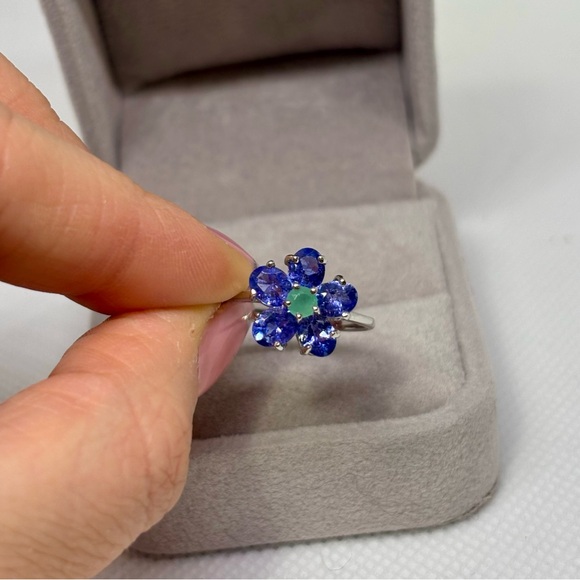 Jewelry - 925 Sterling Silver Tanzanite & Emerald Flower Ring, size 6.75-7